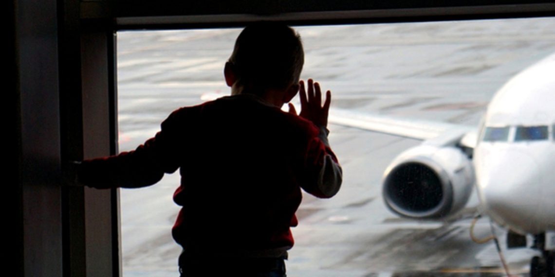 Кайнагам балдарын таштап чет өлкөгө кетип калды. Мен аларды баккым келбейт