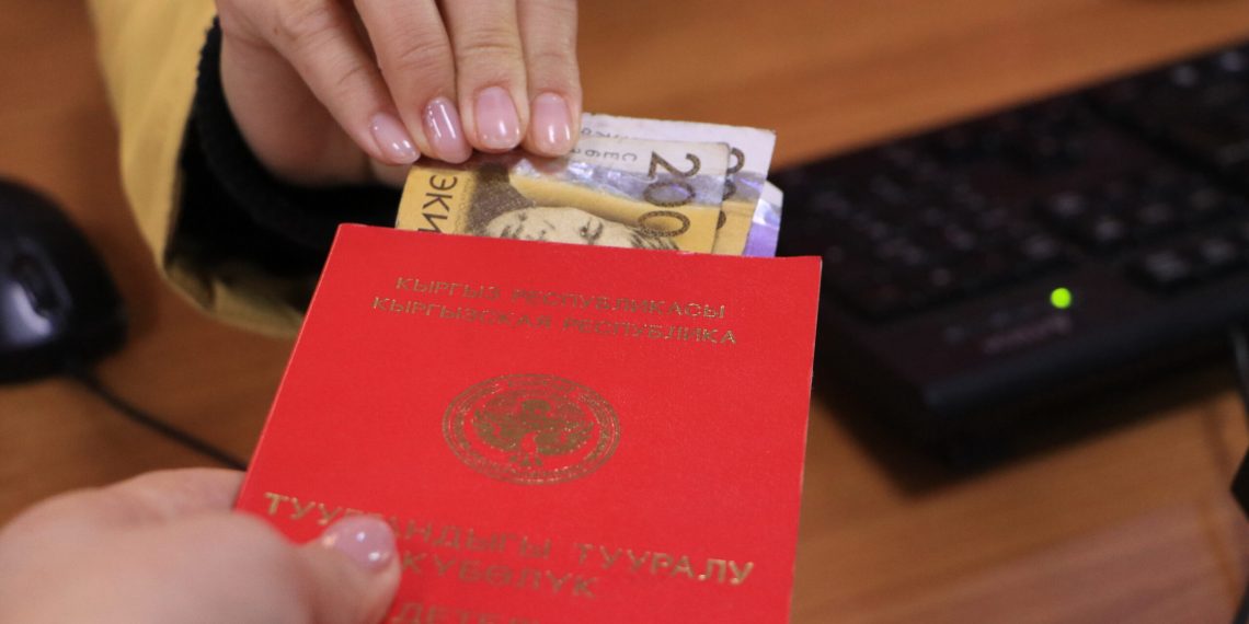 Үлүш жери бар адамдар балдарына жөлөкпул алалабы?