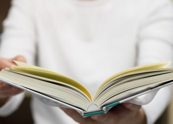 Мен 10-классмын бирок китеп окуй албайм. Курбуларыма шылдың болом