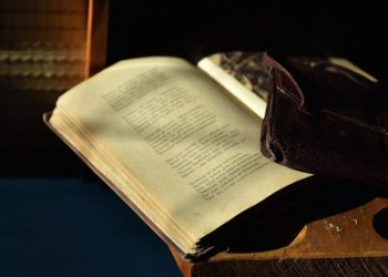 "Сынган кылыч" романын ким жазган? Билем десеңиз