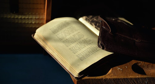 "Сынган кылыч" романын ким жазган? Билем десеңиз