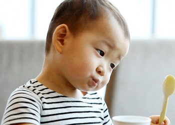 Бир жарым жаштагы балам такыр тамак ичпей жатат. Эмне кылсам болот?