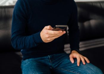 Эмне үчүн эркектер аялы бар болсо деле порно көрүшөт? Психологдун жообу