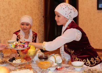 Шаардык келинибиздин кетмен көтөрүп суу буруп жүргөнүн көрүп оозубуз ачылды