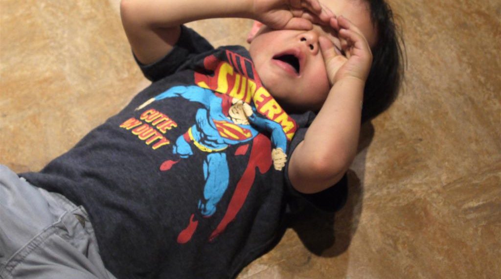 Жерге жата калып ыйлаган балдарга кыжырым келчү