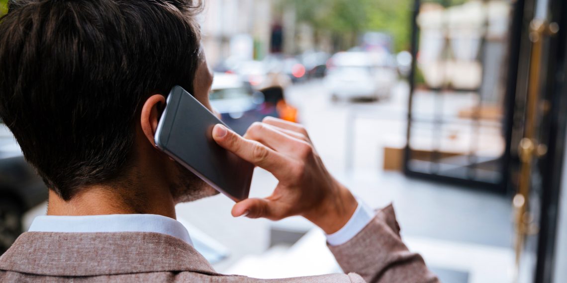 Сүйлөшкөн кызым турмушка чыккан. Кыйналып жатам деп мага телефон чалып жатат