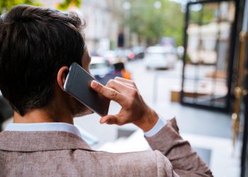 Сүйлөшкөн кызым турмушка чыккан. Кыйналып жатам деп мага телефон чалып жатат