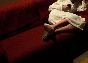 Бир кыз күйөөмө телефон чала берип тажатты