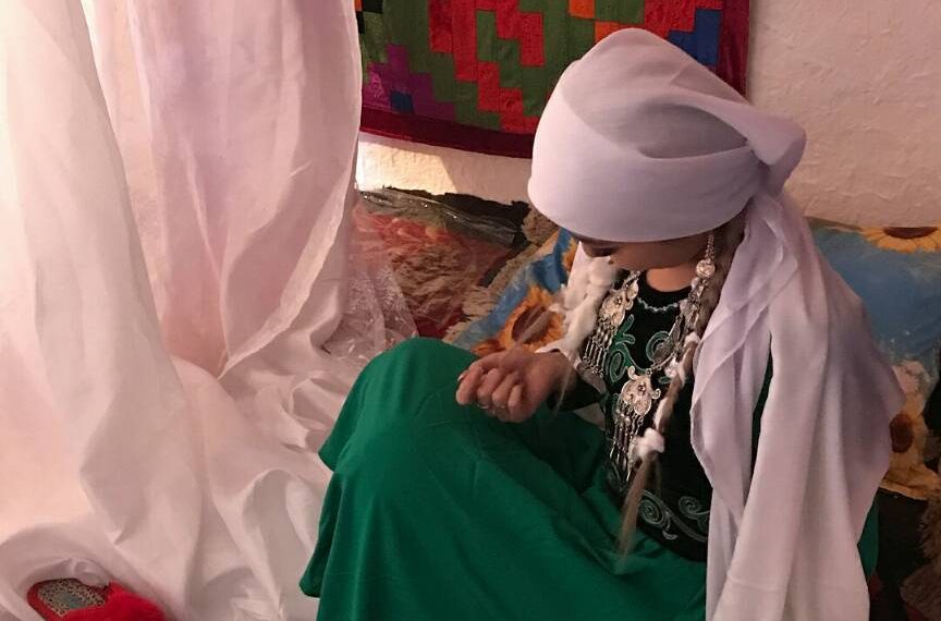 Мурдубузду чүйрүп эжемди колунда жок жездеме ыраа көргөн эмеспиз