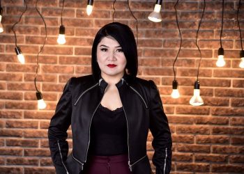 Стилист Замира Молдошева: "Бирөөнү туурап кийинген болбойт!"