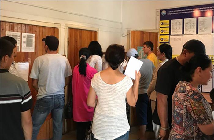 Жөлөкпулдун мөөнөтү бүтүп калды. Мекемелер иштебесе кантип документ тапшырабыз?