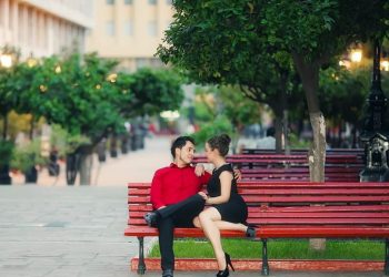 Жолдошум мурунку сүйлөшкөн кызы менен жолугушуп жүрүптүр. Эмне кылышым керек?