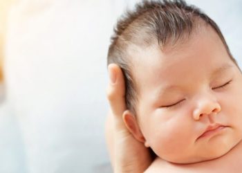 Баланын башы канча айынан токтошу керек? Педиатр жооп берет