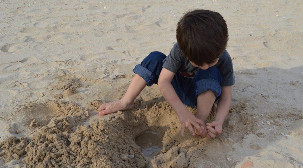 Үч жаштагы балам чочосун кармай берет