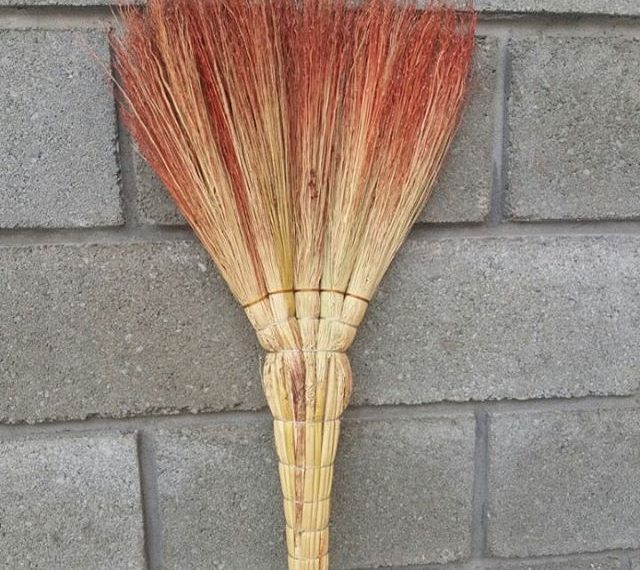 Эмнеге шыпыргыны өйдө тургузбаш керек? Ырымдарды мыкты билсеңиз