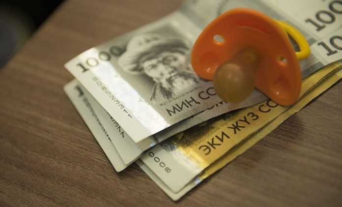 "Жериңер бар" деп балдарыма жөлөкпул чектебей жатышат