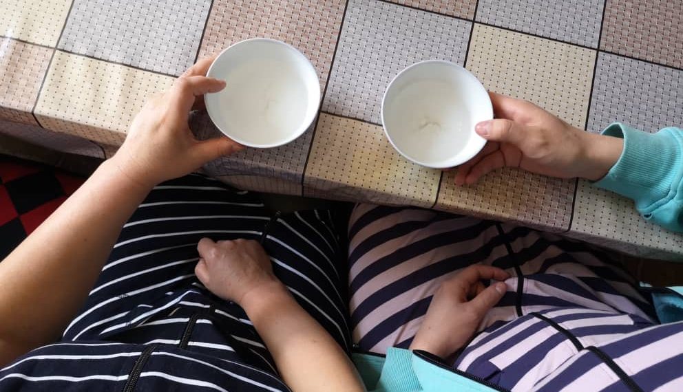 Атамдын туугандарынын айынан варенье менен кайнак суу ичип калганбыз