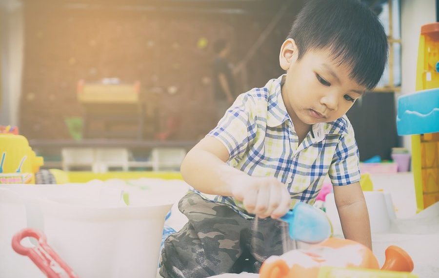 Уулум атасынын жок экенин билбесе экен деп каалаган оюнчугун алып берем