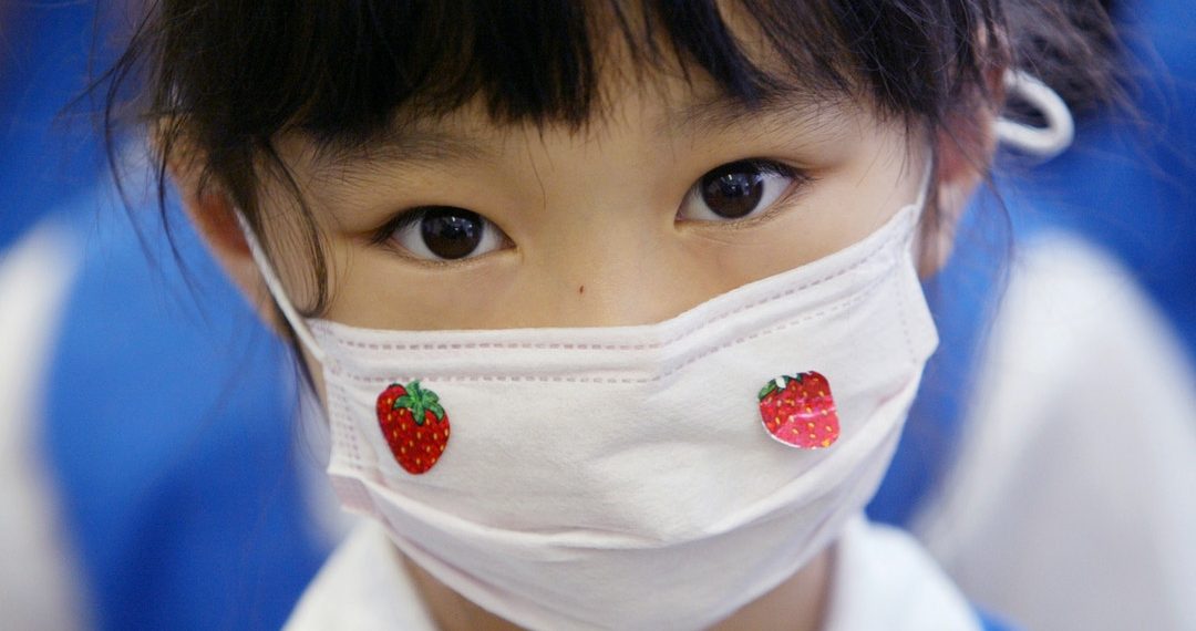 Кичинекей балдарга коронавирус жугушу мүмкүнбү? Дагы 12 суроого жооп