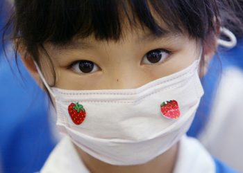 Кичинекей балдарга коронавирус жугушу мүмкүнбү? Дагы 12 суроого жооп