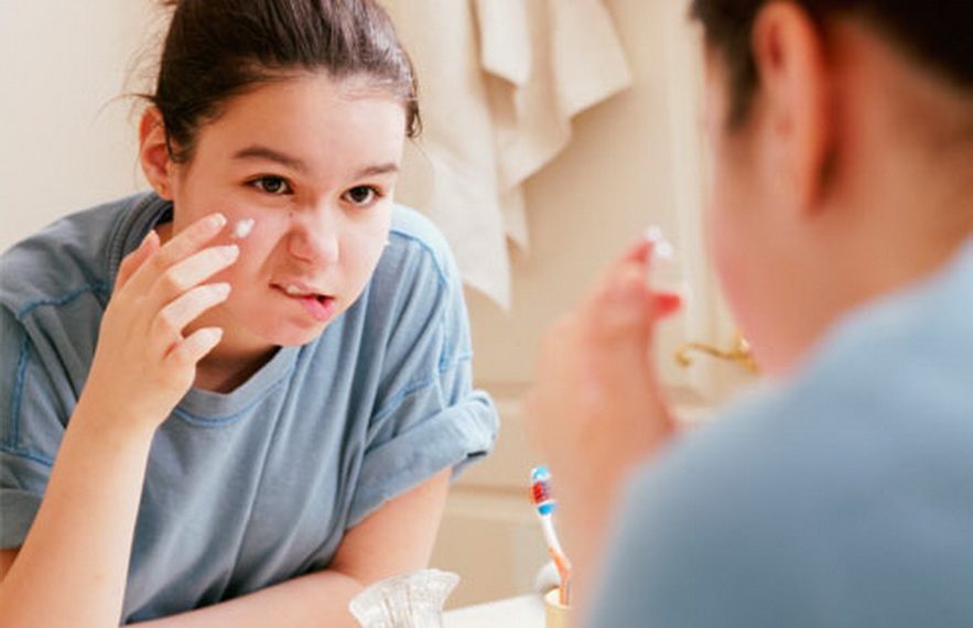 12 жаштагы кызымдын бетине безеткилер чыгып кетти. Эмне кылсак болот?