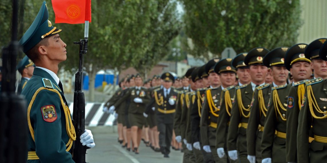 Инимдин аскердеги кызмат өтөөсү бүтсө деле үйлөрүнө жөнөтүлө элек. Эмнеге?