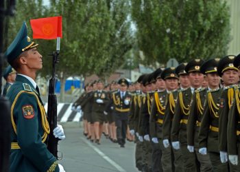 Инимдин аскердеги кызмат өтөөсү бүтсө деле үйлөрүнө жөнөтүлө элек. Эмнеге?