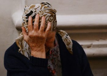 Кайын энемди көп сүйлөйт дешип жанына отургандан качышат