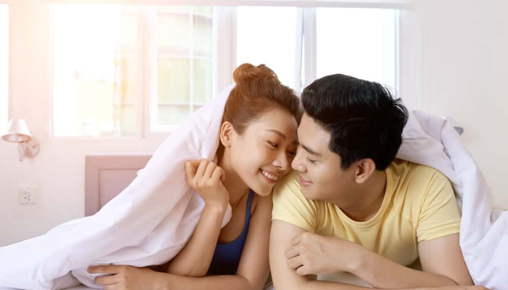 Кошулганда күйөөм бир нерсе кысып жатат дей берет. Эмнеден мындай болушу мүмкүн?