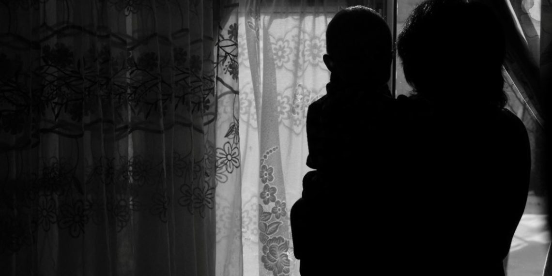 Алимент төлөбөй качып жүргөн күйөөмдү сот аткаруучулар издебей жатышат