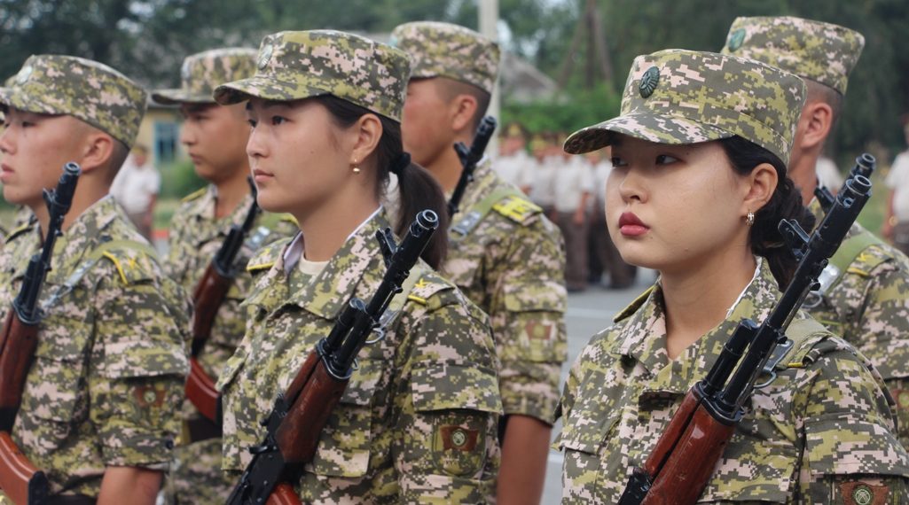 Кыздар аскердик кызмат өтөсө болобу? Полковник жооп берет