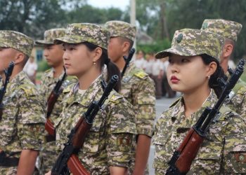 Кыздар аскердик кызмат өтөсө болобу? Полковник жооп берет