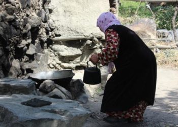 Күн тийбеген камерада отуруп "апа