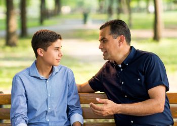 Өспүрүм балдар жыныстык катнаш жөнүндө билиши керекпи? Психолог айтып берет