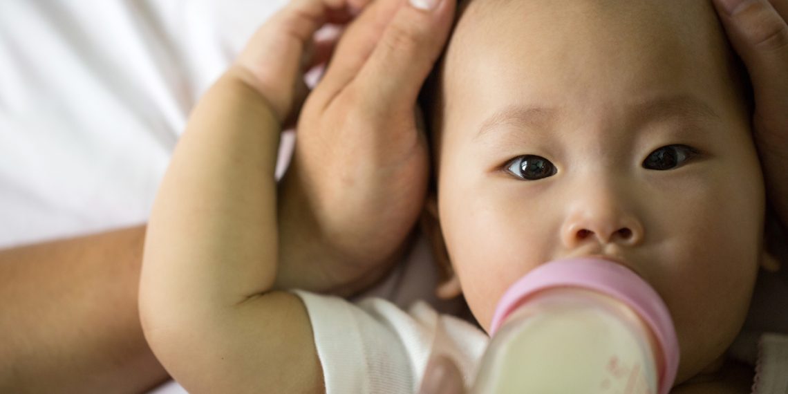 Тогуз айлык балам отура элек. Эч нерсе болбойбу? Педиатр жооп берет