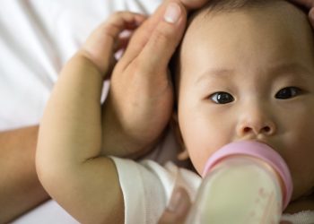 Тогуз айлык балам отура элек. Эч нерсе болбойбу? Педиатр жооп берет