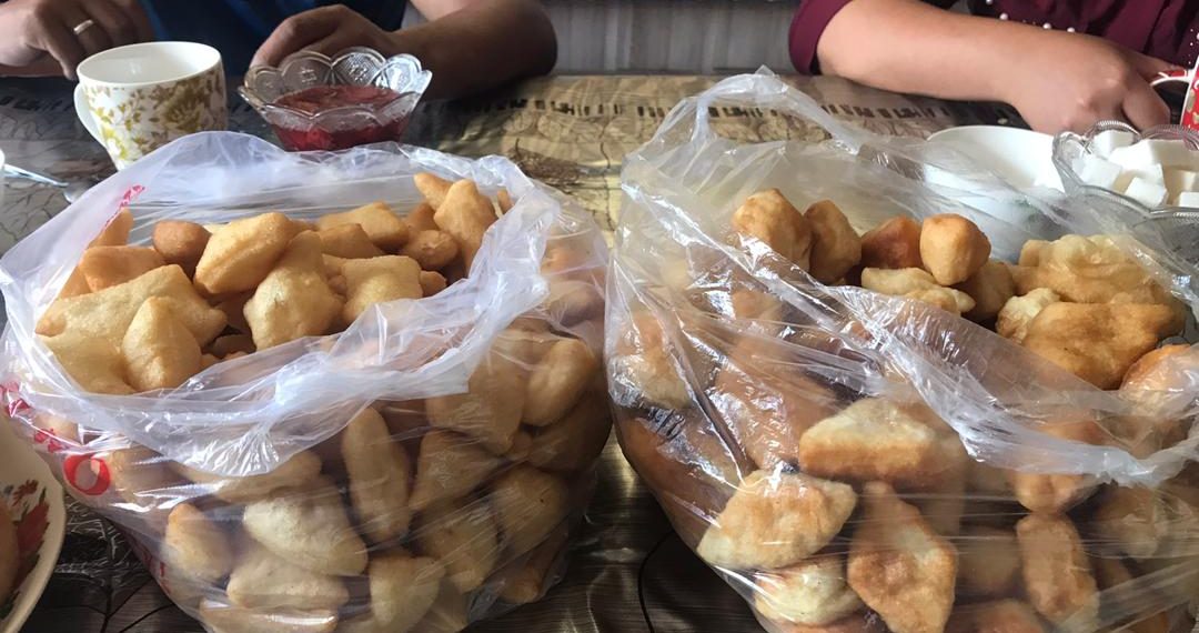 Үйгө айттап келген кошуналар кара ундан жасалган боорсогубузду жебей коюшкан