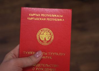 Күбөлүгүм туура эмес жазылып калып паспорт ала албай жүрөм. Кимге кайрылам?