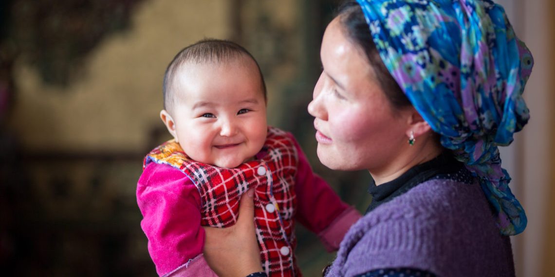 Тили чыга элек баланы күзгүгө көрсөтсө эмне болот? Өзгөчө тесттен өтүңүз