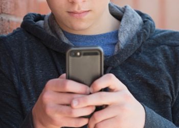 Үйдөн зордук-зомбулукка кабылып жатсам