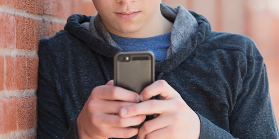 Үйдөн зордук-зомбулукка кабылып жатсам