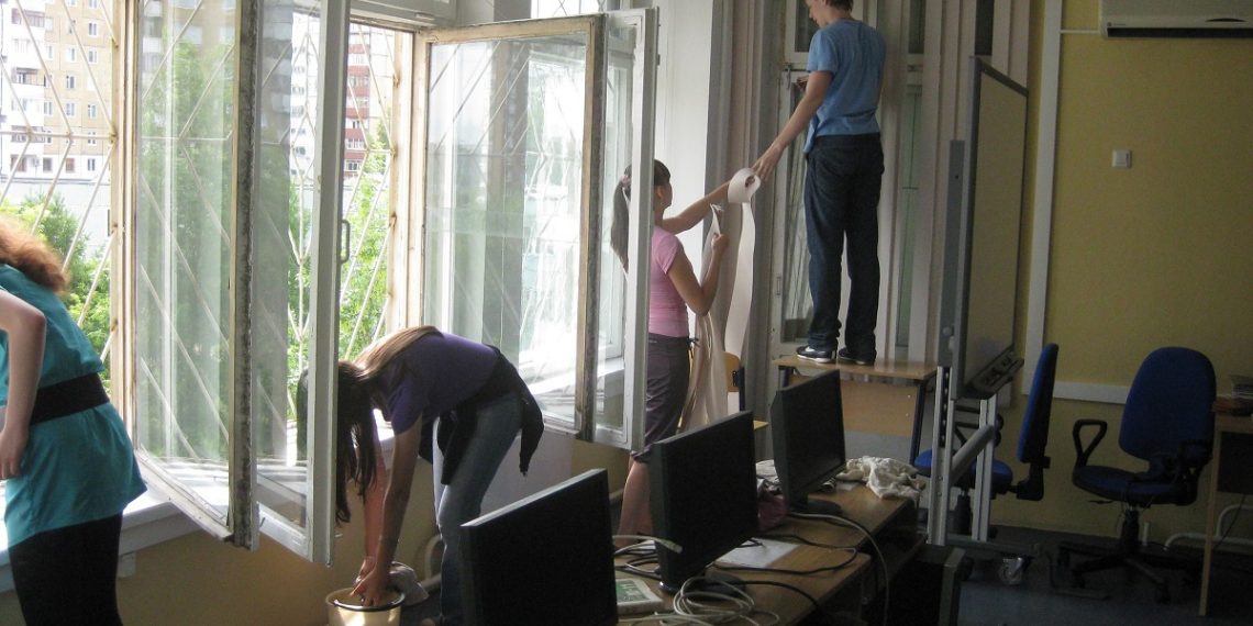 Баламдын мугалими классын тазалаганга чакырып жатат. Бул мыйзамдуубу?