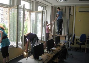 Баламдын мугалими классын тазалаганга чакырып жатат. Бул мыйзамдуубу?