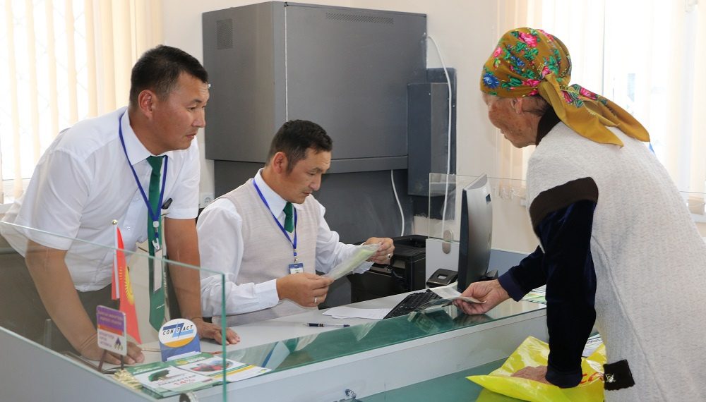 Пенсияларды "Айыл Банктын" "Элкарт" картасы менен алуу абдан ыңгайлуу