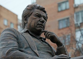 Бул кимдин эстелиги экенин билбей уят болбойсузбу? Тесттен өтүңүз