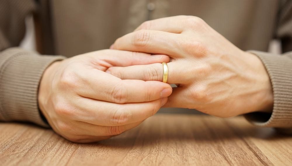 Паспортумду жоготуп алдым. Эми аялым менен сот аркылуу ажыраша аламынбы?