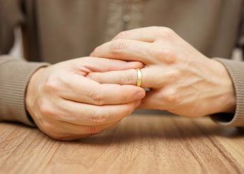 Паспортумду жоготуп алдым. Эми аялым менен сот аркылуу ажыраша аламынбы?