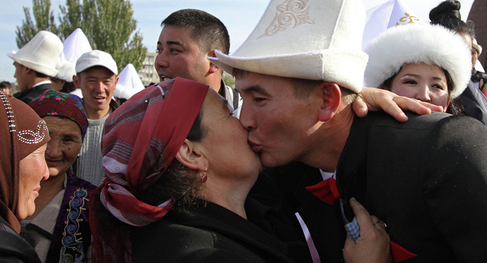 Келинибиз келери менен машинадан түшө калып "Кандайсыңар?" деп учурашкан