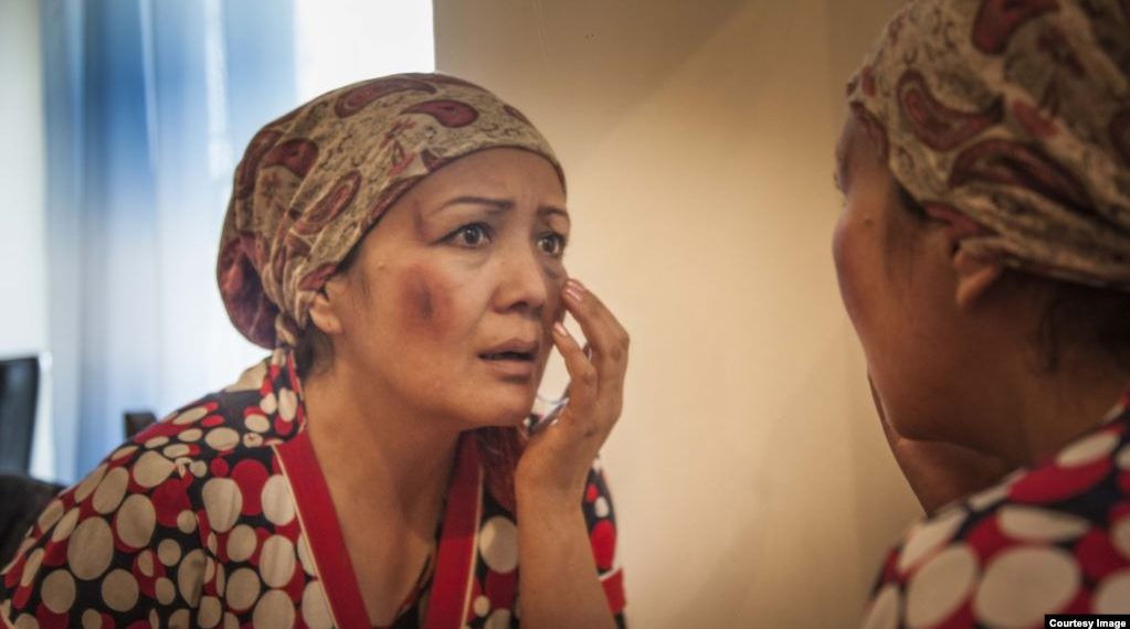 Атаң апаңды уруп жатса эмне кылуу керек? Адистер кеңеш берет