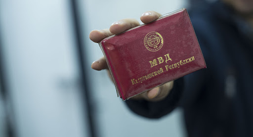 Милициянын паспортумду алып коюуга укугу барбы? Адвокат жооп берет